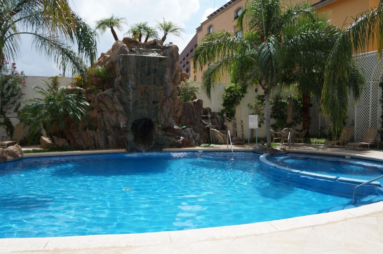 Safi Royal Luxury Valle San Pedro Garza Garcia Exterior foto Swimming pool at the hotel